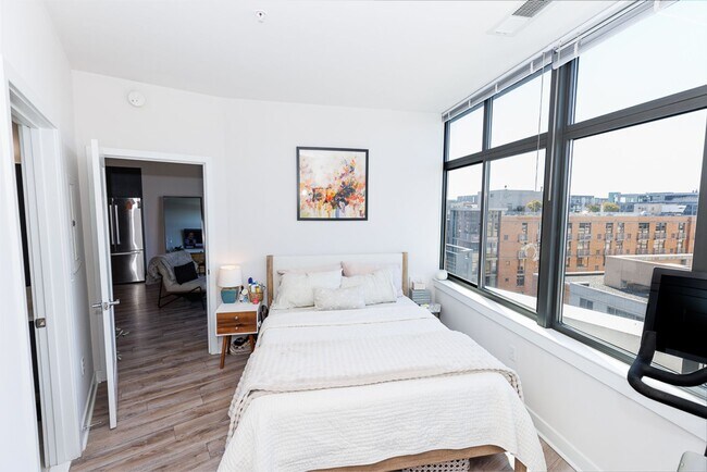 Building Photo - Spacious PENTHOUSE unit has it all! Light filled 1BR/1BA + DEN condo