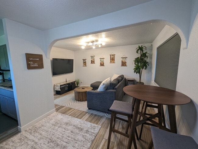 Building Photo - 902 Karrow Ave