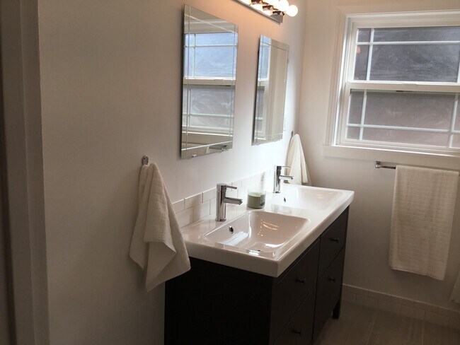 Building Photo - 15154 Enadia Way