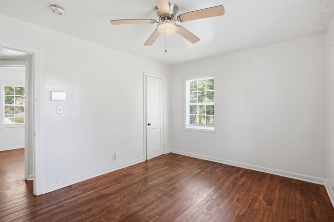 Building Photo - 517 11th Ct W
