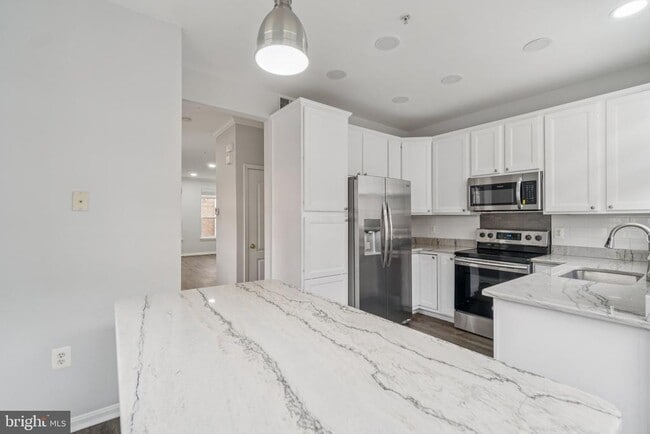 Building Photo - 5611 Hartfield Ave