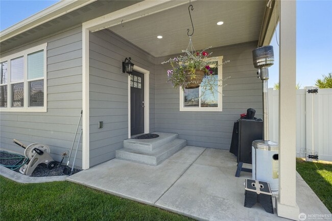 Building Photo - Like-New 3 bed 2 bath w/ Garage