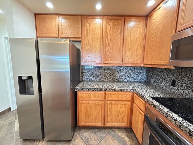 Building Photo - Beautiful 2 Bed 2 Bath Tustin Ranch Condo With Golf Course Views!