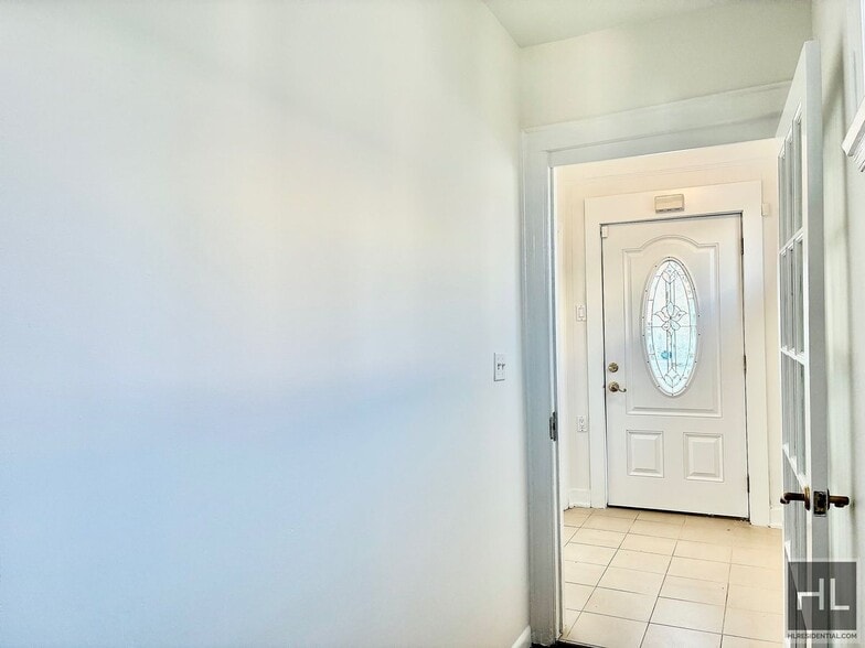 Building Photo - Large 2.5 bed 2 bath duplex with in unit W/D, Private Yard, Shed & Parking Available for an addit...