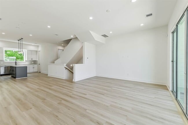 Building Photo - 5703 Balbo St