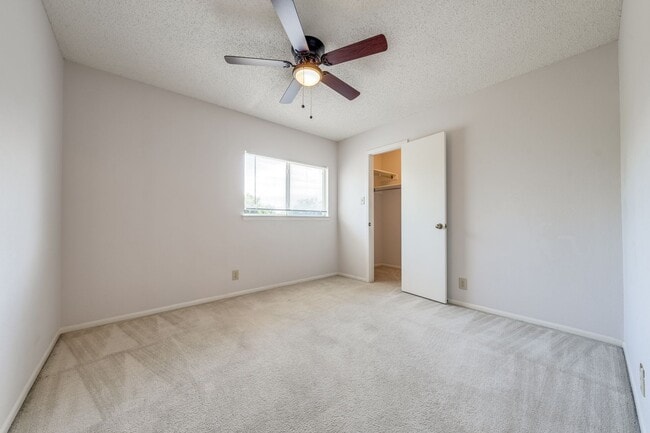 Building Photo - Amazing LOCATION! DeZavala & IH-10 Four Be...