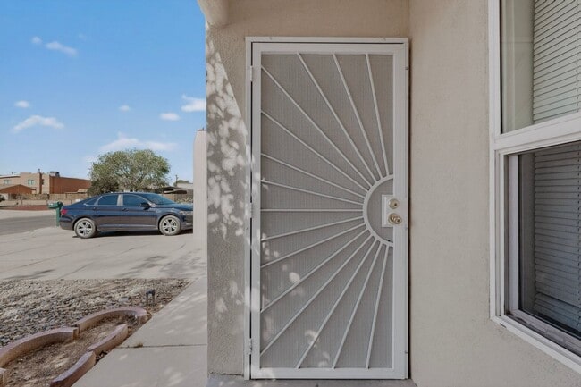 Building Photo - Close in West Side 2 bedroom 1.75/ba 1/cg