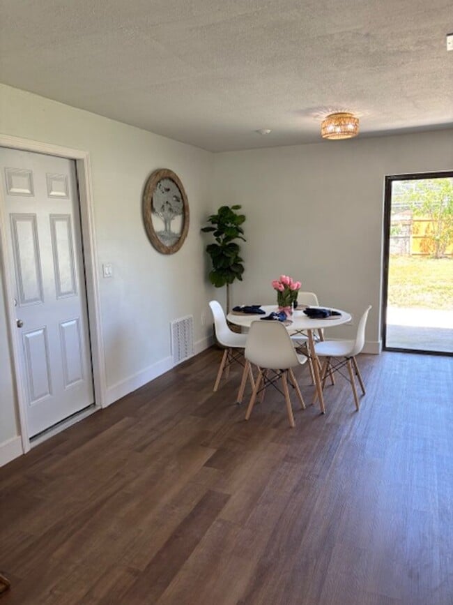 Building Photo - Fully Renovated 3-Bedroom Gem with Modern Upgrades & Timeless Charm!