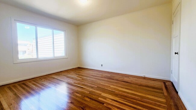 Building Photo - Sunset Single-Family Home Available for Le...
