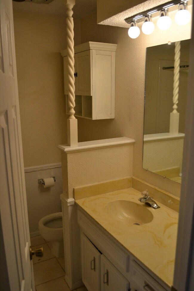 Building Photo - Conveniently Located Beautiful 3/2/2 on Co...