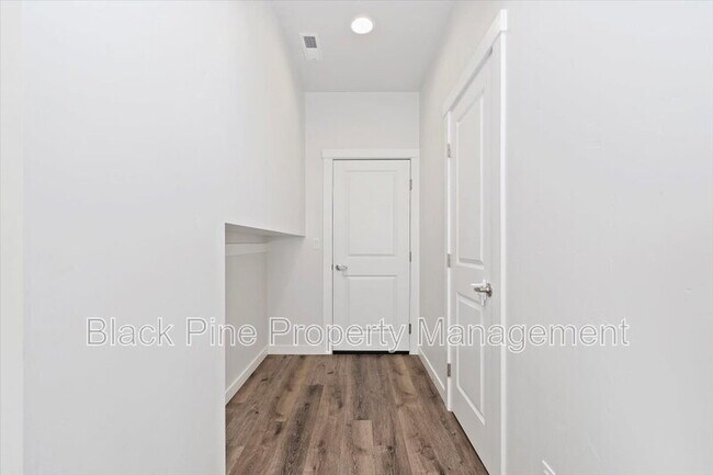 Building Photo - 3098 N Lochness Ave