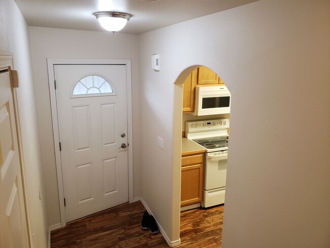 Building Photo - Beautiful, Conveniently Located Eagle River Townhome
