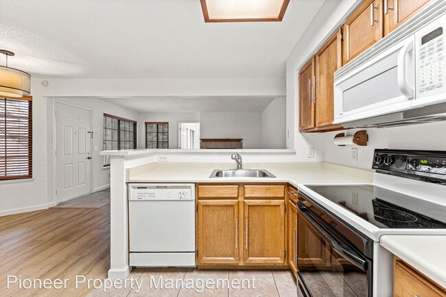 Building Photo - 2 br, 1 bath House - 940 S Dahlia St #A