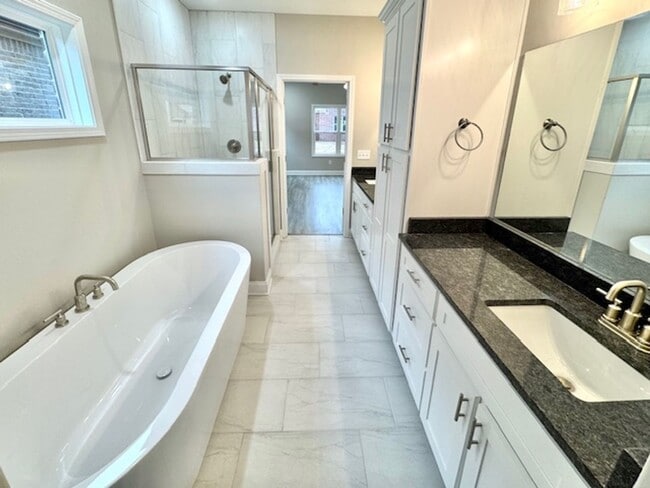 Building Photo - RosalieWoods568