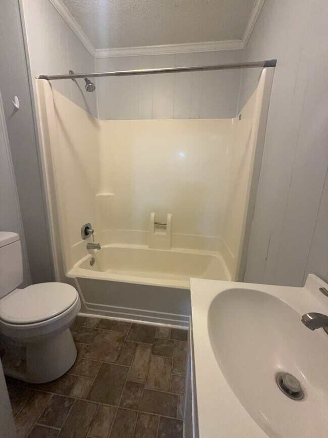 Building Photo - Beautiful 3 Bedroom, 3 Bath Home -135 Yates Ln.