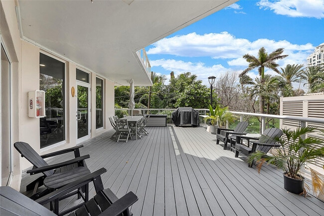 Building Photo - 3000 Holiday Dr