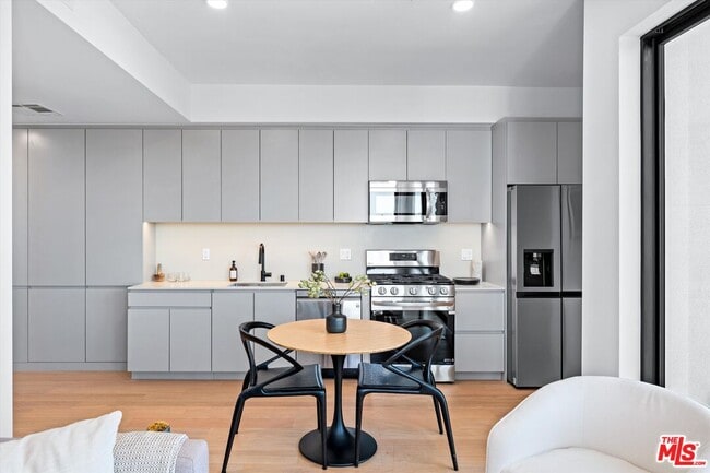 Building Photo - 904 S New Hampshire Ave