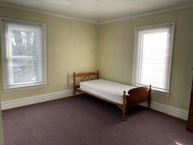 Building Photo - 126 College Ave