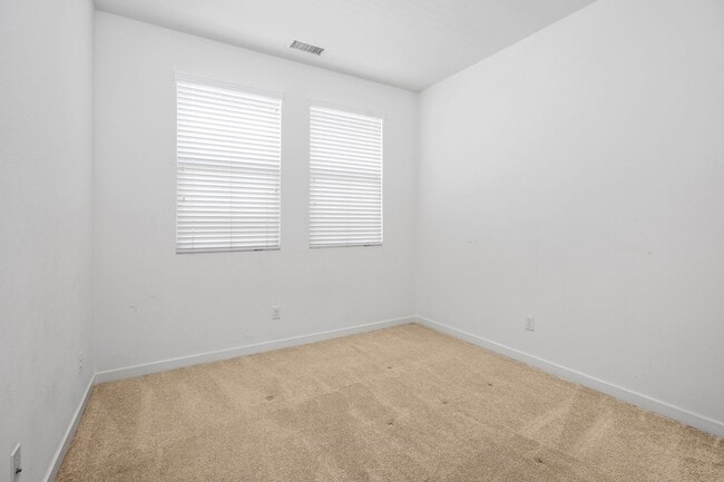Building Photo - Beautiful Townhome in Desirable Neighborhood!
