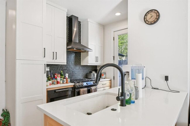 Building Photo - 2916 E 13th St