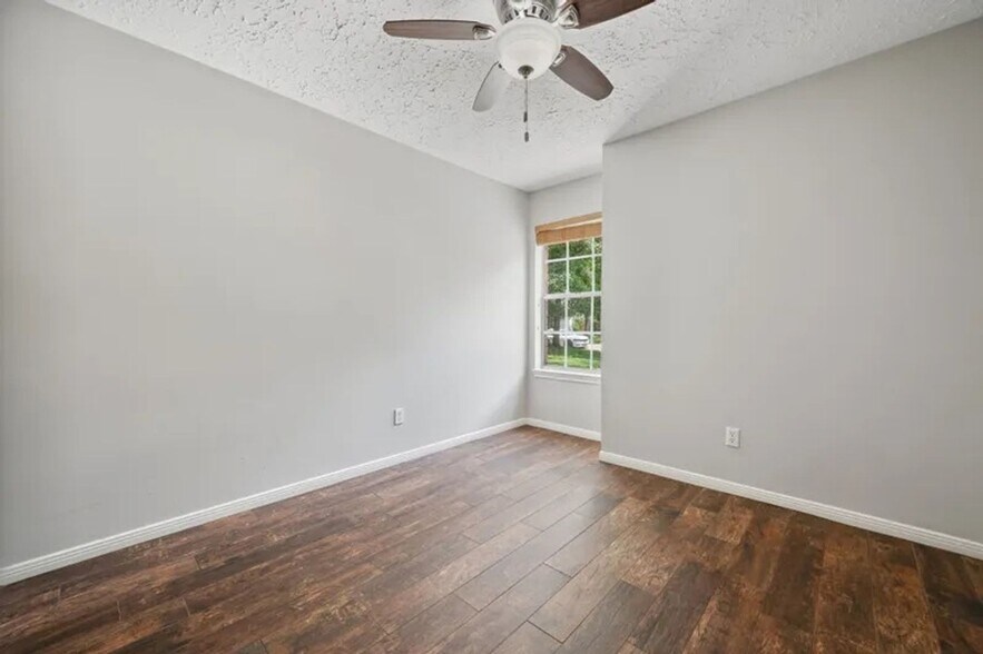 Building Photo - 3518 Grove Oaks Dr