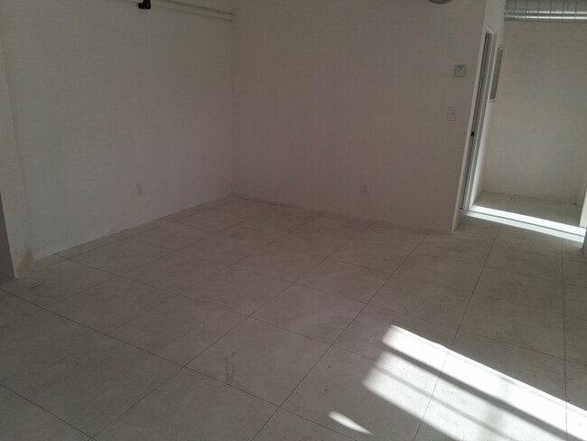 Building Photo - 4 bed, 2 bath, oversize 3 car garage for tradesmen, extra storage. tool trailers