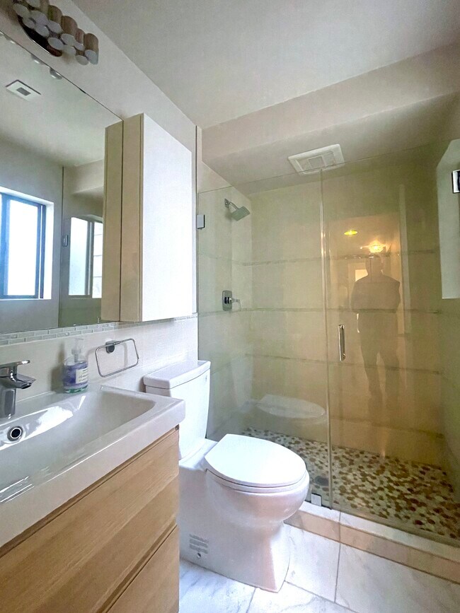 Building Photo - 1885 Pacific Ave