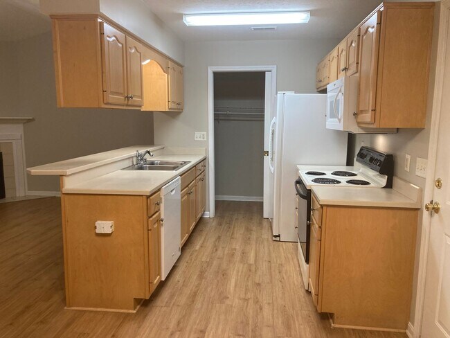 Building Photo - LOCATION LOCATION Location!  Close to Baptist Health Hospital, Shopping, & More