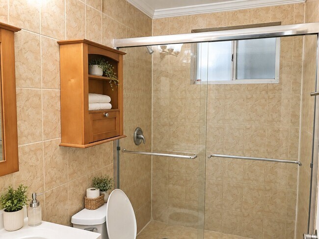Building Photo - 2/1 First Floor Condo in Jax Beach - Pet Friendly, Lawncare Included, In-Unit Laundry!