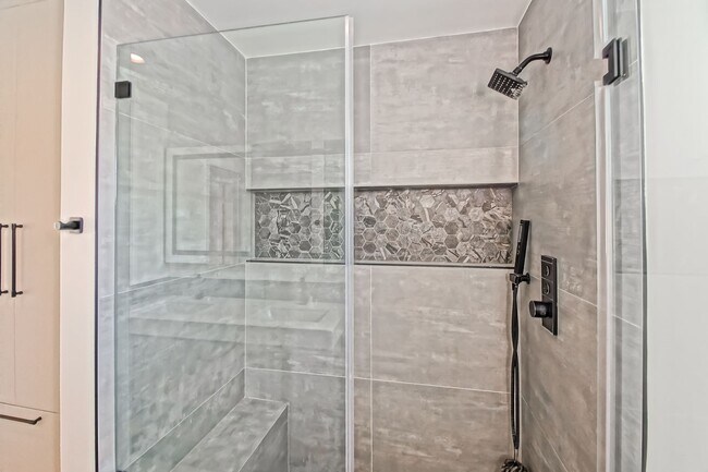 Building Photo - 4021 Crest Dr