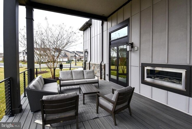 Building Photo - 4-Level Furnished townhome!