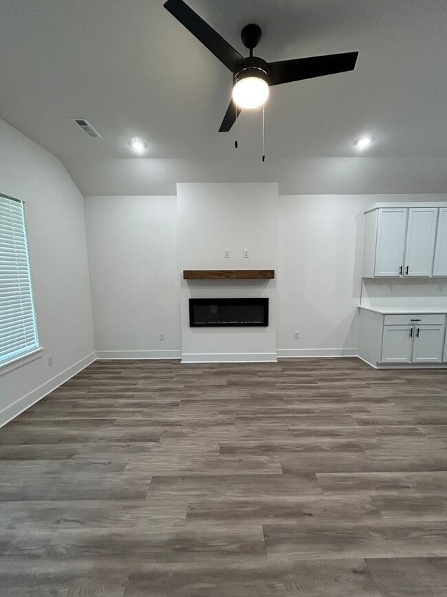 Building Photo - Modern Luxury Living in the Heart of Siloa...