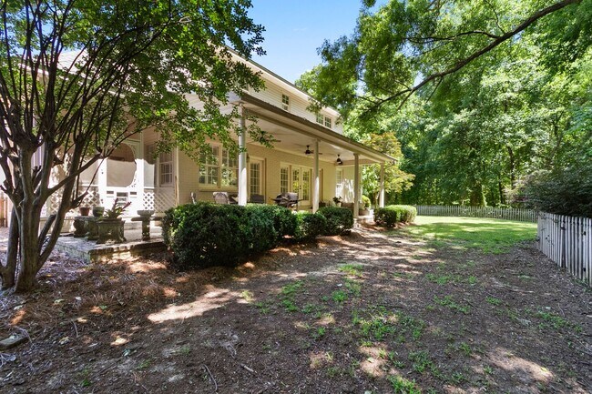 Building Photo - Beautiful 5 Bed 3.5 Bath Home! Available Summer 2026! Book Your Tour Today!