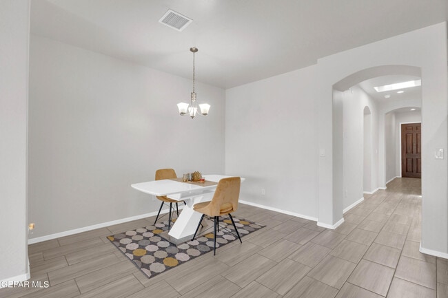 Building Photo - 1044 Gaitan St