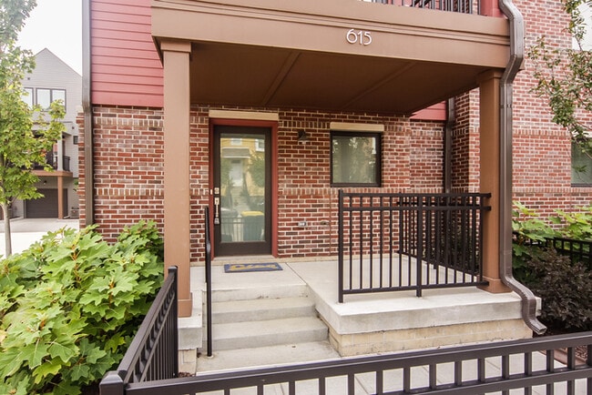 Building Photo - 2 Bedroom Townhome in Chatham Arch