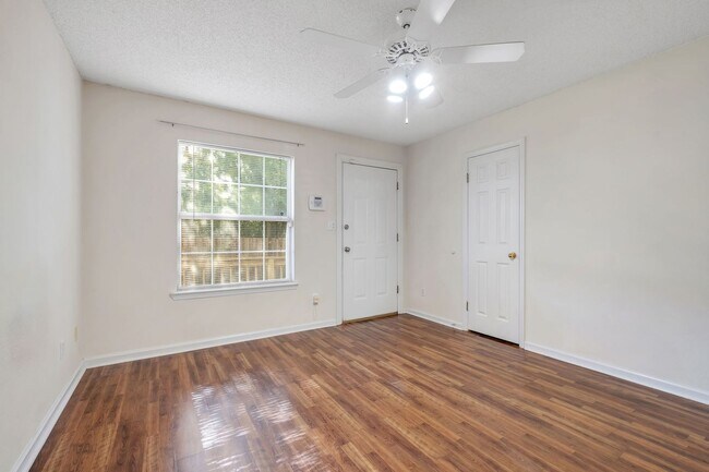 Building Photo - NE Tallahassee Townhome with Community Pool