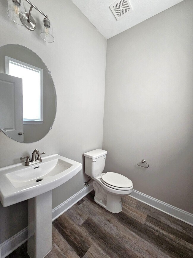 Building Photo - 710 Navan Ln