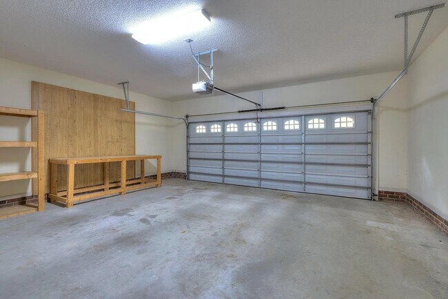 Building Photo - 3225 Mayflower Ln