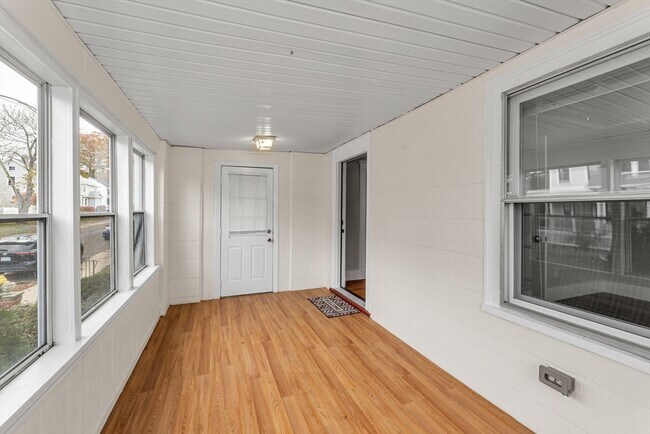 Building Photo - 204 Maple St