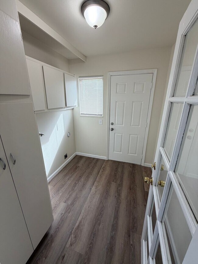 Building Photo - Refreshed Living