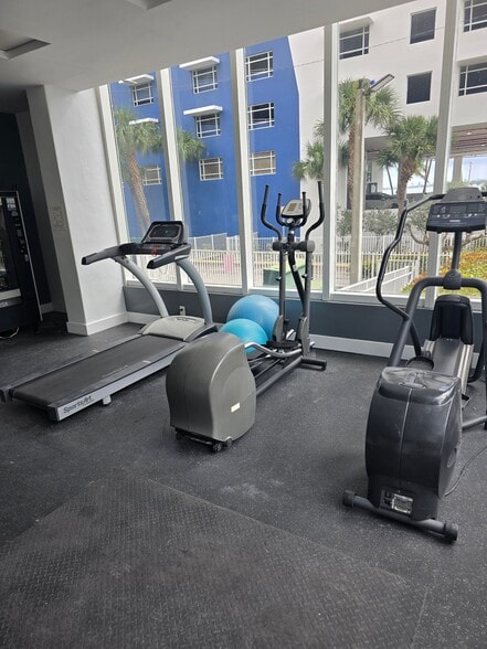 Building Photo - 615 NE 22nd St