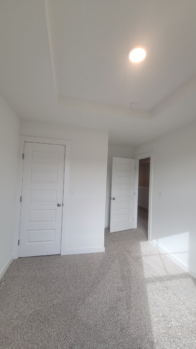 Building Photo - Section 8 Accepted!!! "Charming 3-Bed Oasis with Granite Elegance on Discovery Point Drive!"