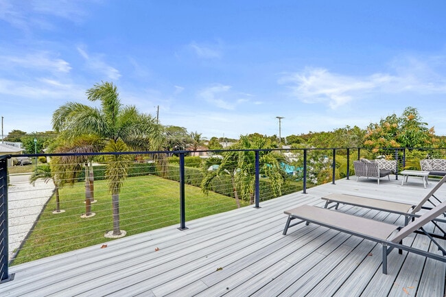 Building Photo - 311 SE 3rd Ave