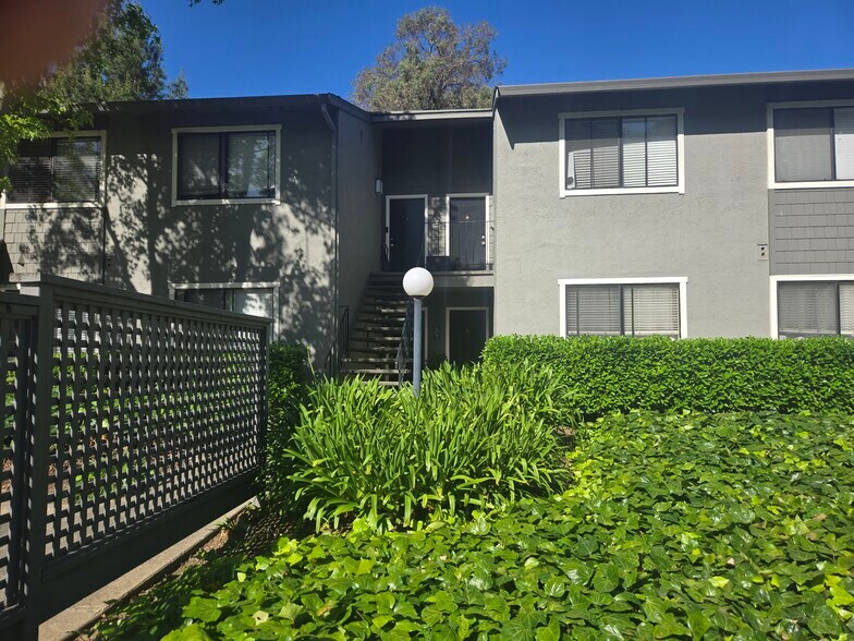 Building Photo - 900 Cambridge Dr