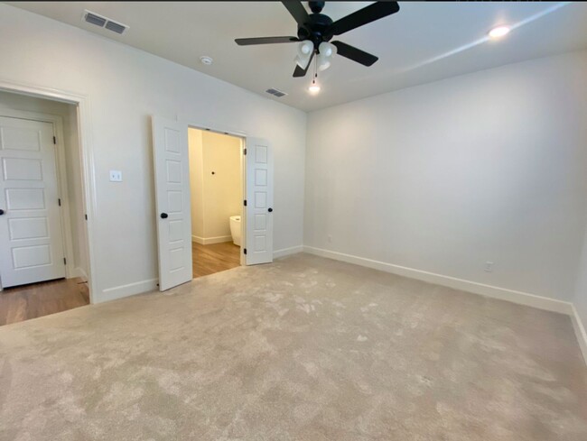 Building Photo - Move in special. $500 of second months rent