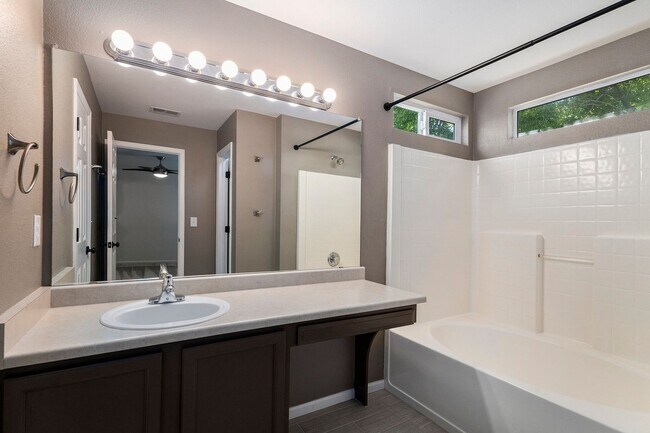 Building Photo - Beautiful 4bed/3bath Home in Marina Point