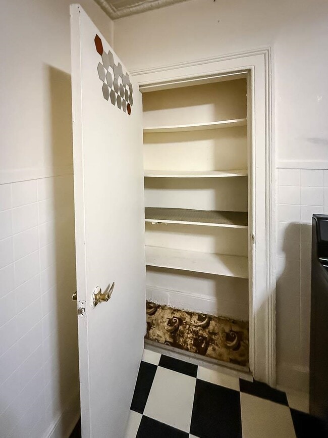 Building Photo - 164 Griffith St