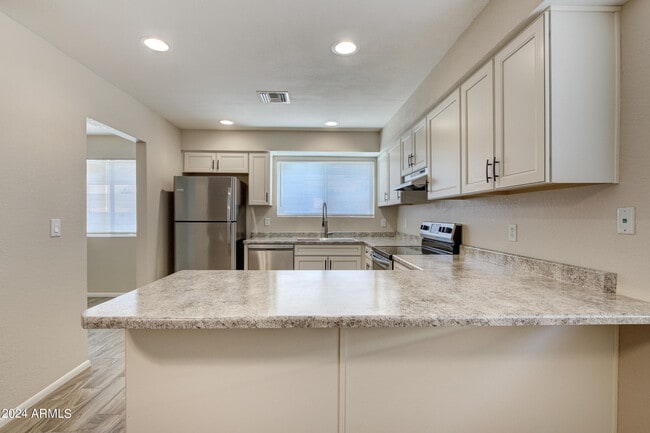 Building Photo - 5111 W Beverly Ln