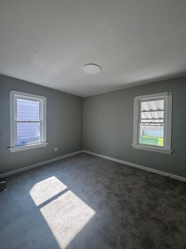 Building Photo - Newly Renovated 3 Bedroom Home