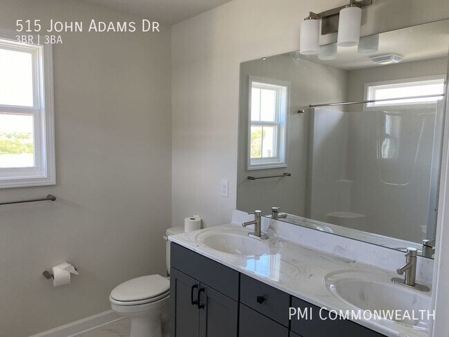 Building Photo - 3 Bed / 3 Bath Townhouse (Available 8/10/23)